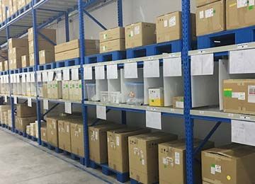 深圳小型倉儲貨架可以放托盤使用嗎？【易達貨架】