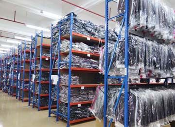 服裝中型貨架倉儲貨架可以掛存嗎？【易達貨架】