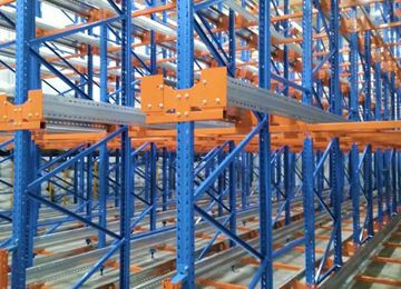 哪種倉(cāng)儲(chǔ)貨架適合大面積的冷庫(kù)使用？生產(chǎn)穿梭車貨架廠解析【易達(dá)貨架】