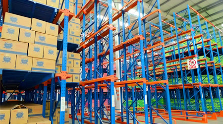 立體貫通式貨架是用AGV叉車存取貨嗎？【易達貨架】