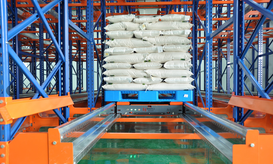 高密度存儲，實現(xiàn)“貨找人”式揀貨